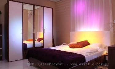 Sypialnia z kolorowym oświetleniem